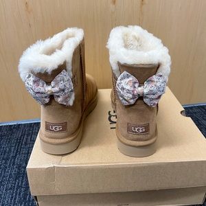 NIB UGG Bailey Bow Mini Splatter Boots / Women size 6  / Color: Chestnut